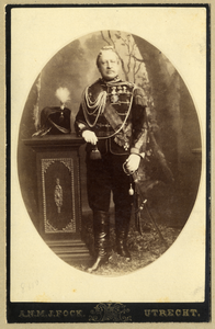 105149 Portret van R.A. Jackson, geboren 1812, luitenant generaal te Utrecht, overleden 1902. Kniestuk van voren, ...